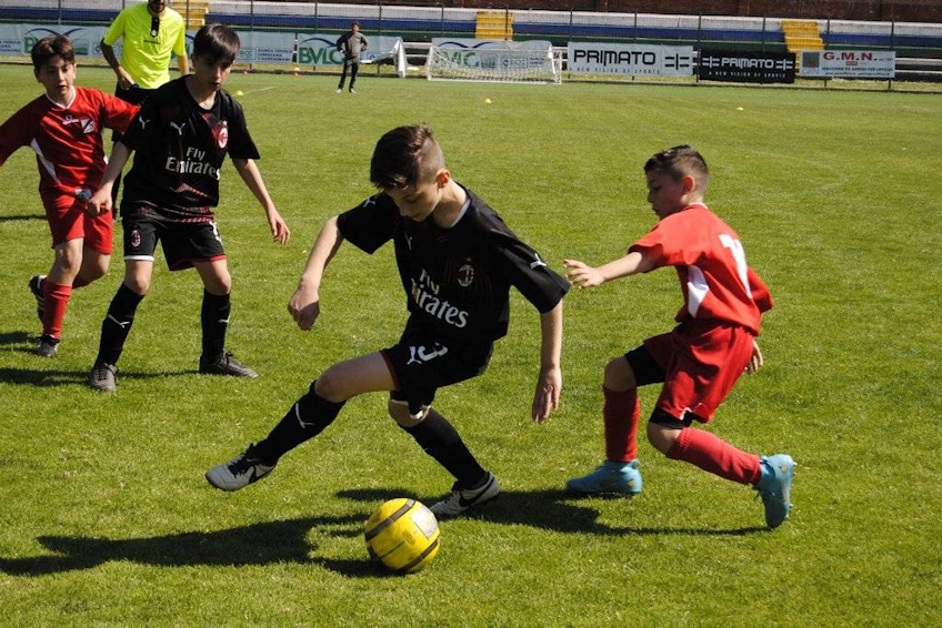 Tineri fotbaliști jucând la turneul Pisa World Cup