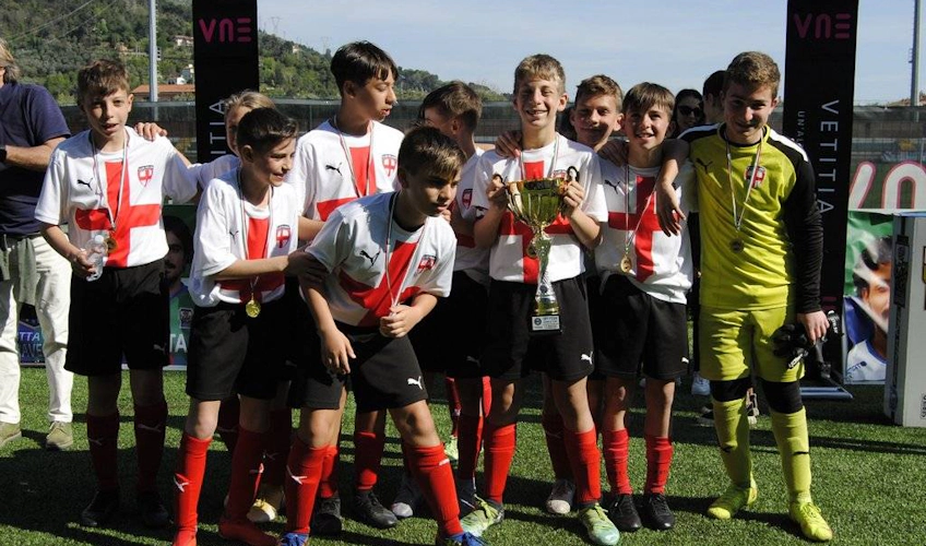 Nuorten jalkapallojoukkue pokaalin kanssa Pisa World Cup -turnauksessa