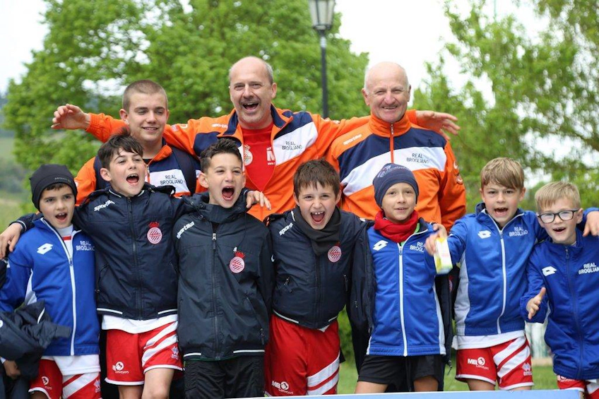 Детская футбольная команда и тренеры радуются победе на фестивале Mirabilandia Kids