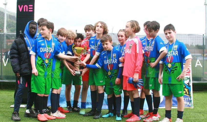 Nuori jalkapallojoukkue pokaalin ja mitalien kanssa Trofeo Città di Viareggio -turnauksessa