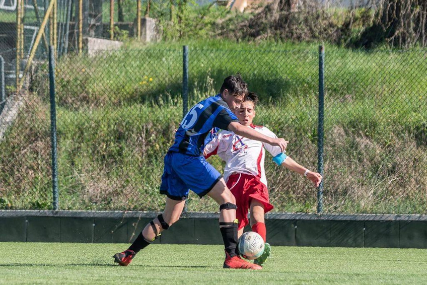 Tineri fotbaliști luptând pentru balon la turneul Lazio Cup Junior
