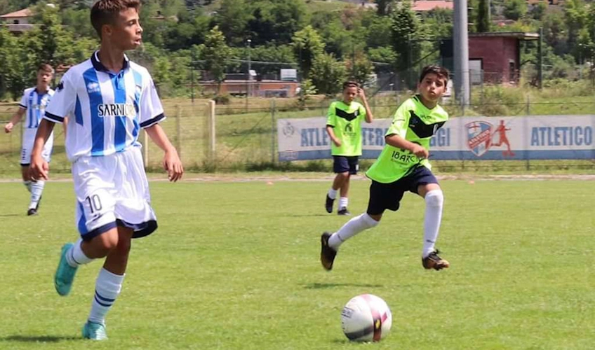 ラツィオカップジュニアトーナメントでプレーする若いサッカー選手