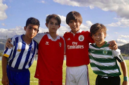 다양한 클럽 유니폼을 입은 젊은 축구 선수들이 골든컵 토너먼트에 참가