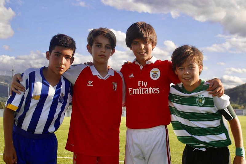 Unga fotbollsspelare i olika klubbdresser deltar i Golden Cup-turneringen