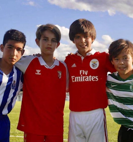 Tineri fotbaliști în echipamente de club variate participând la turneul Cupei de Aur