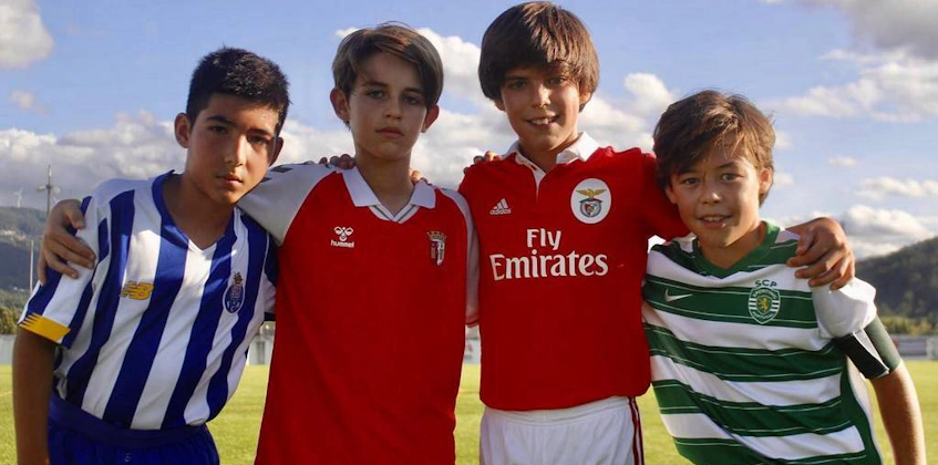 Unge fotballspillere i forskjellige klubbdresser deltar i Golden Cup turneringen