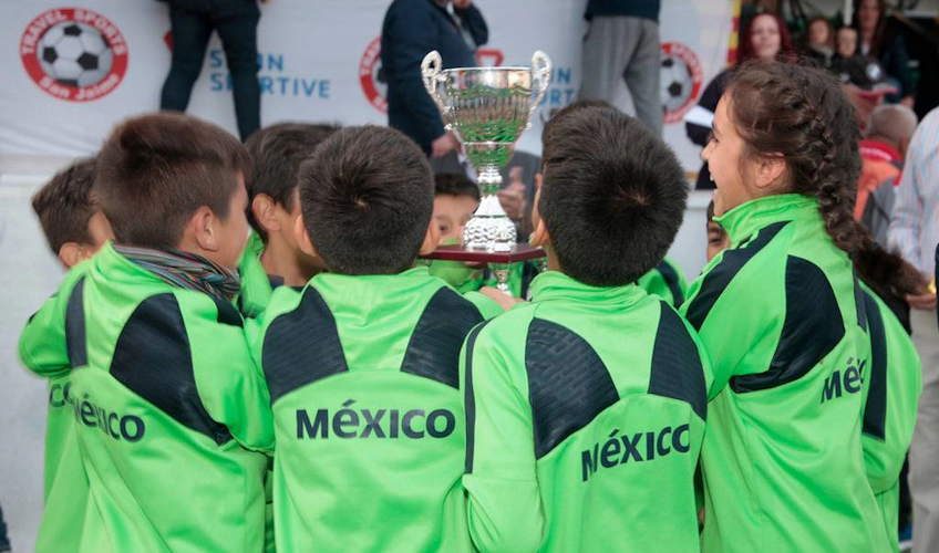 Junge mexikanische Fußballer mit Pokal beim Bahia de Roses Cup Turnier