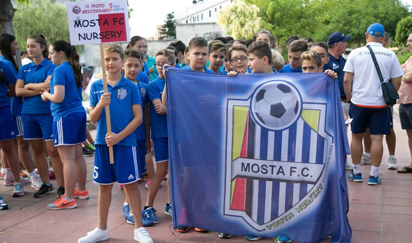 Jonge spelers van MOSTA F.C. bij de openingsceremonie van de Trofeo Mediterraneo