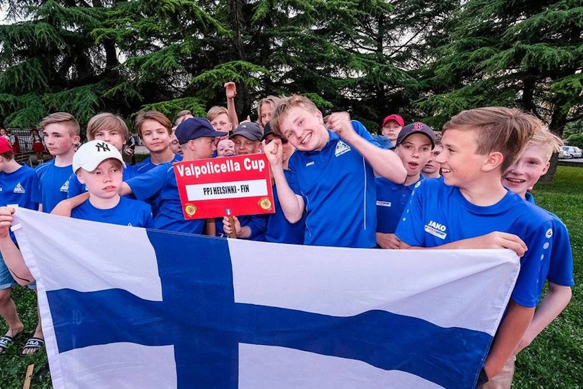 Valpolicella Kupası'nda Finlandiya bayrağı ile genç futbol takımı