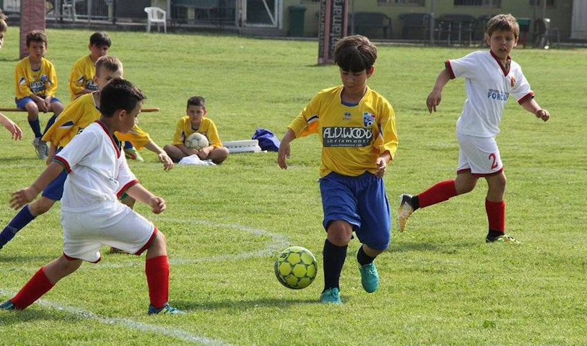Jogo de futebol juvenil no torneio Valpolicella Cup