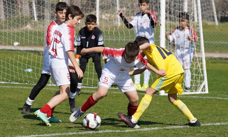 Jonge voetballers in actie bij de Antalya Friendship Spring Cup