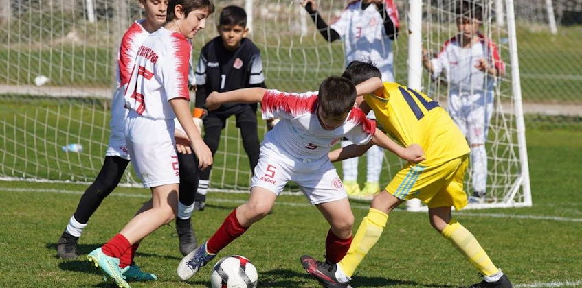 Unge fodboldspillere konkurrerer i Antalya Friendship Spring Cup