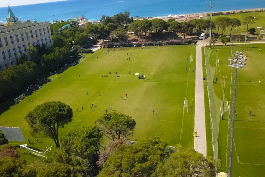 Vue aérienne des terrains de football de l'Antalya Friendship Spring Cup avec joueurs
