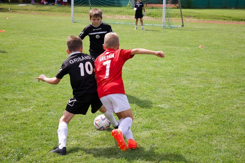Enfants jouant au football au tournoi Tartu Culture Cup