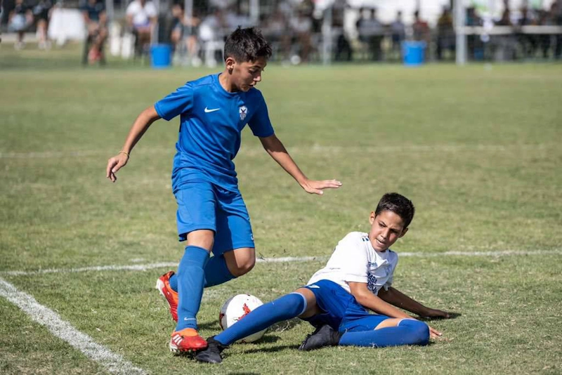 라벤나 유럽 컵에서 경기를 펼치는 두 명의 젊은 축구 선수