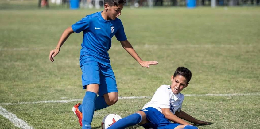 Két fiatal labdarúgó akcióban a Ravenna European Cup-on