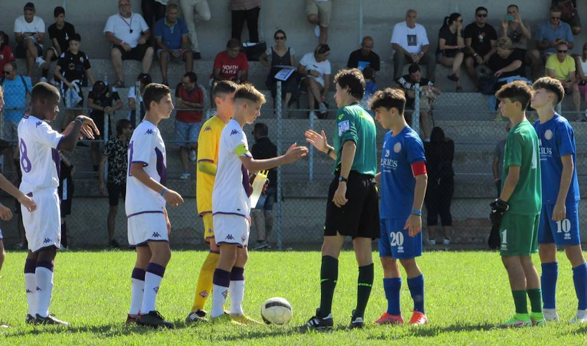 Jugendliche in Fußballtrikots auf dem Spielfeld vor Beginn eines Ravenna European Cup Spiels