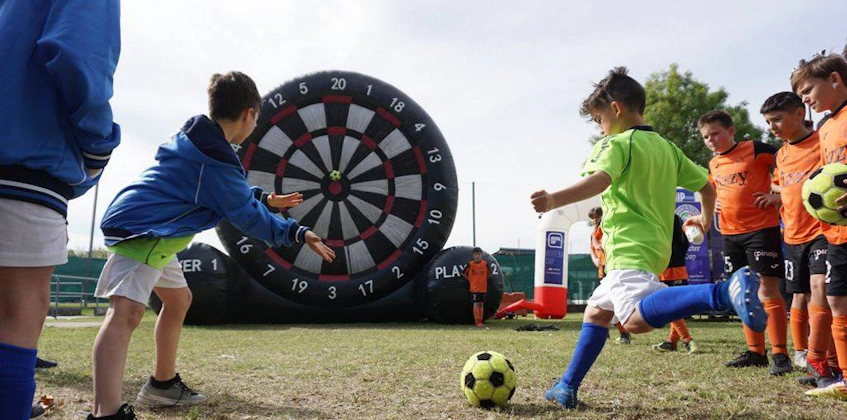 Copii jucând darts fotbalistic la turneul Riviera Easter Cup