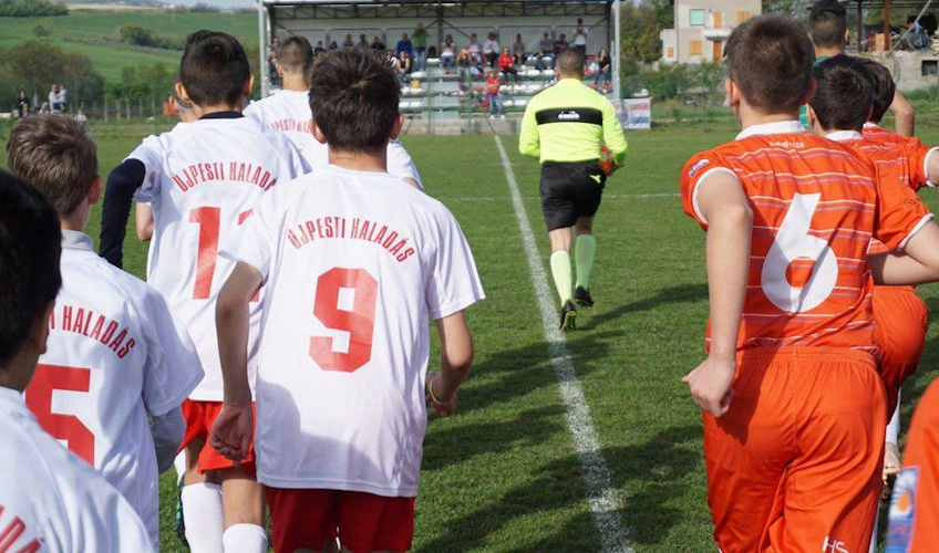 Jonge voetballers lopen op het veld voor een wedstrijd bij Riviera Easter Cup