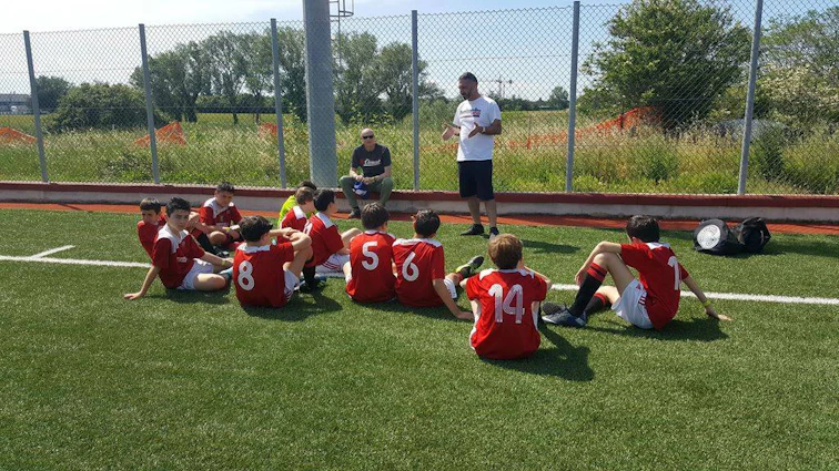 Προπονητής διδάσκει νεαρούς ποδοσφαιριστές στο τουρνουά Riviera Summer Cup