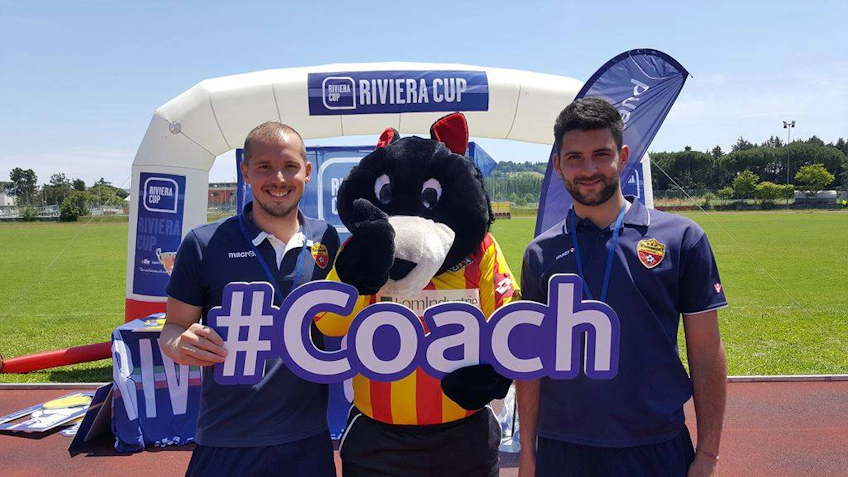 Entrenadores de club de fútbol con mascota en la Riviera Summer Cup