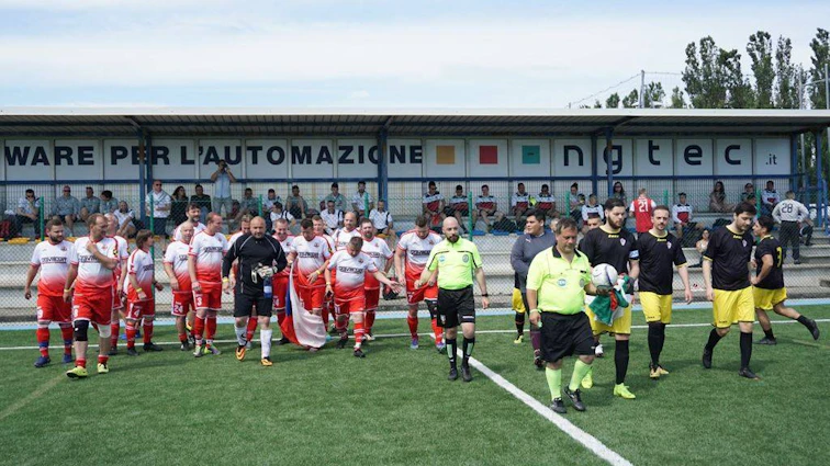 Adriatica Cup I फुटबॉल टूर्नामेंट में मैच से पहले मैदान में उतरती टीमें