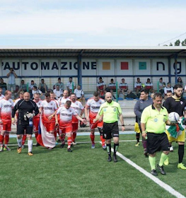 الفرق تسير إلى الملعب قبل مباراة في بطولة كأس Adriatica I لكرة القدم
