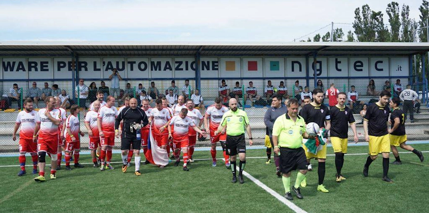 Equipes andando em campo antes de uma partida no torneio de futebol Adriatica Cup I