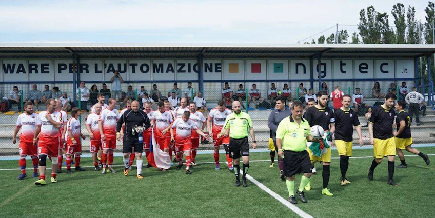 Teams lopen het veld op voor een wedstrijd tijdens het Adriatica Cup I voetbaltoernooi