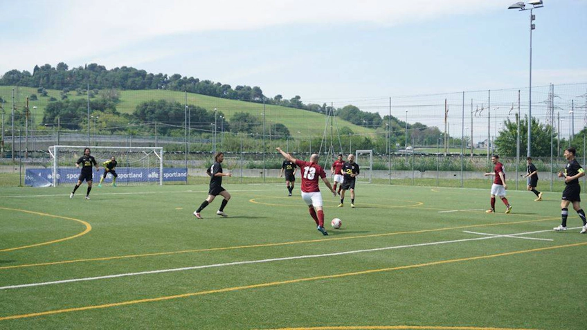 Pelaajat Adriatica Football Cup I -jalkapalloturnauksessa vihreällä kentällä