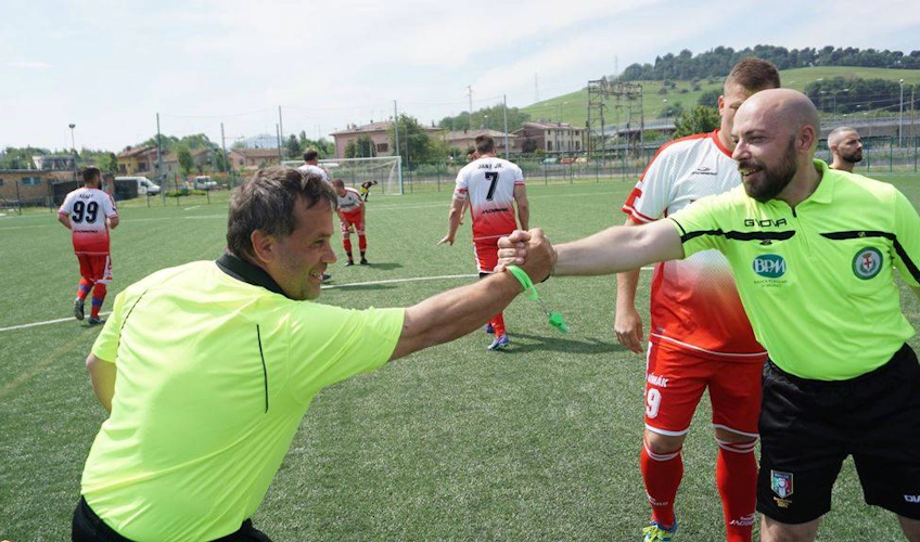 एड्रियाटिका फुटबॉल कप I के मैच से पहले खिलाड़ी और रेफरी हाथ मिलाते हुए