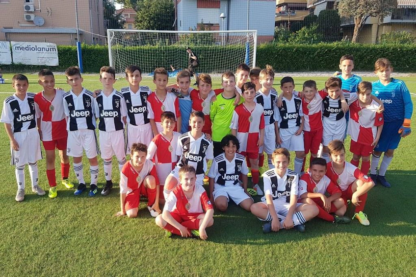 Młodzi piłkarze pozują przed meczem na turnieju Torneo Città di Rimini