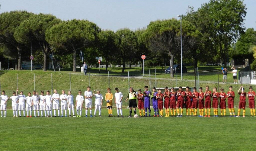 فرق كرة القدم الشبابية مصطفة قبل مباراة في بطولة تورنيو سيتا دي ريميني