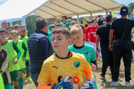 Unga fotbollsspelare efter match på Tournoi International Sartilly