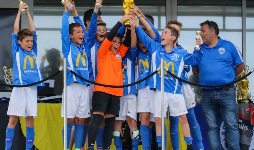 Jóvenes futbolistas con trofeo en el Tournoi International Sartilly