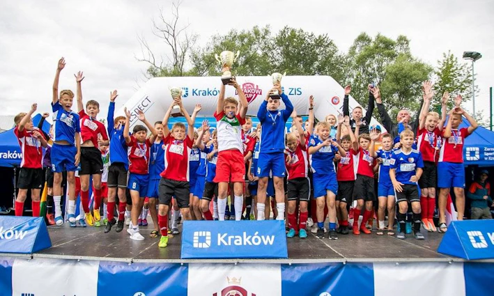 크라쿠프 시티 컵에서 승리를 축하하는 청소년 축구 선수들.