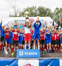 Kraków City Cupで勝利を祝う若いサッカー選手たち。