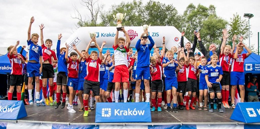 青少年足球运动员在Kraków City Cup庆祝胜利。