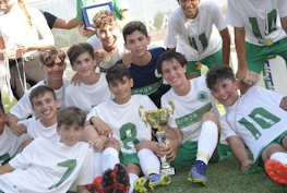 Юные футболисты с трофеем на турнире Versilia Cup.