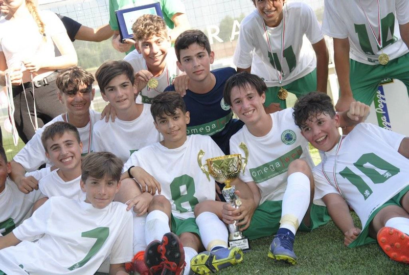 年轻足球运动员在Versilia杯赛上拿着奖杯。