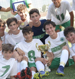 Unga fotbollsspelare med trofé på Versilia Cup.