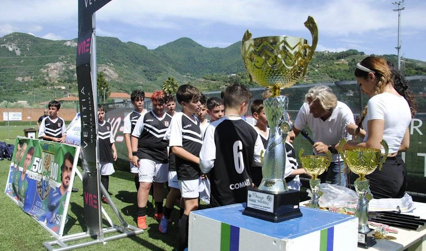 Jovens jogadores recebendo prêmios no torneio Versilia Cup