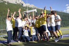 Παιδιά γιορτάζουν νίκη στο φεστιβάλ ποδοσφαίρου Val di Fassa.