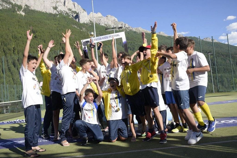 Copiii sărbătoresc o victorie la festivalul de fotbal Val di Fassa.