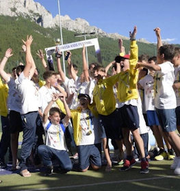Gyerekek ünneplik a győzelmet a Val di Fassa foci fesztiválon.