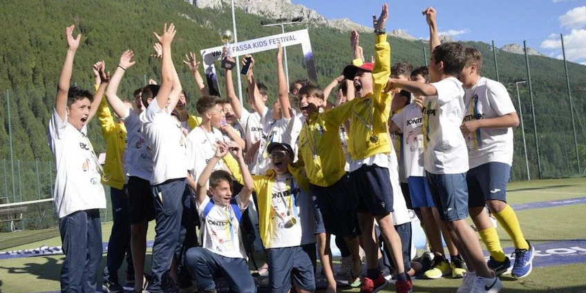 Kinderen vieren een overwinning op het Val di Fassa voetbalfestival.