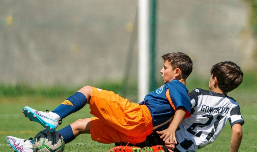 Noored jalgpallurid mänguvõitluses Porto International Cup turniiril
