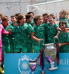 ヴィラ・デ・ペグエラトーナメントで勝利を祝う若いサッカー選手たち