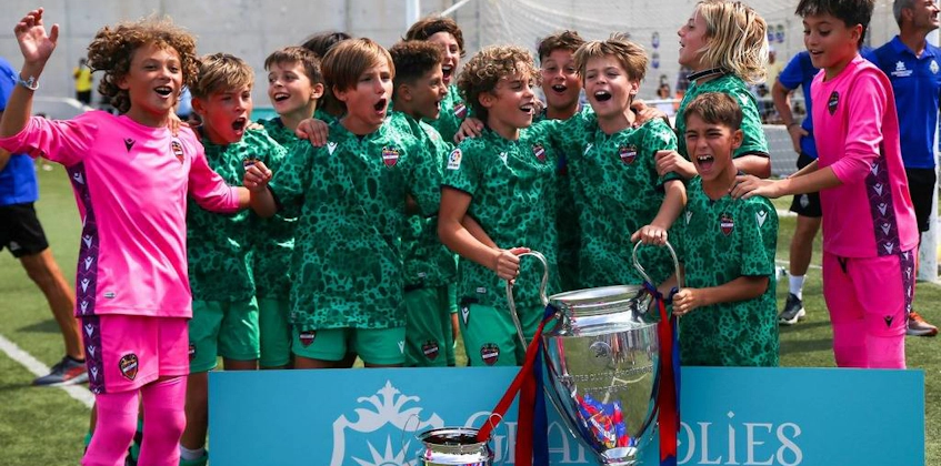 Fiatal labdarúgók ünneplik a győzelmet a Villa de Peguera tornán