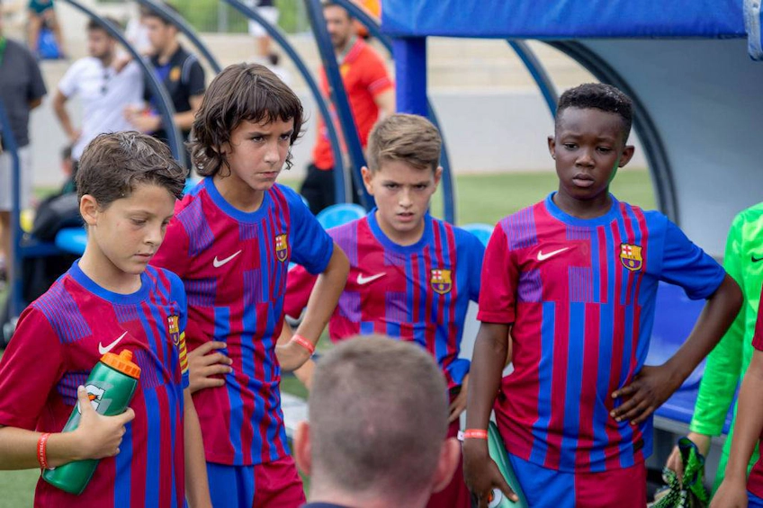 빌라 데 페구에라 토너먼트에서 바르셀로나 킷을 입은 젊은 축구 선수들